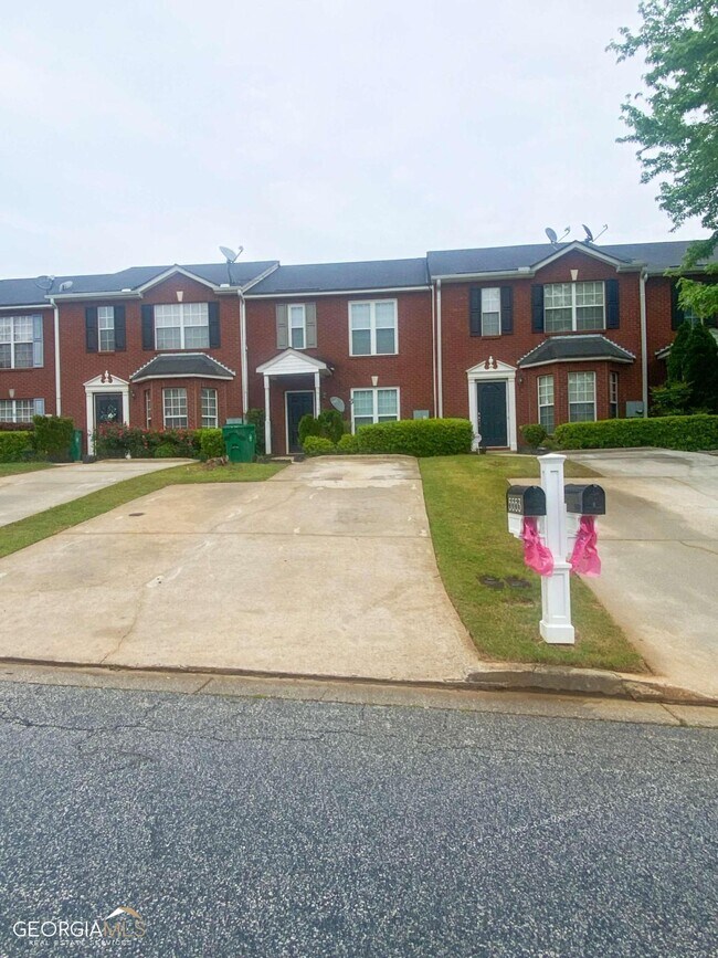 5553 Strathmoor Manor Cir in Lithonia, GA - Building Photo - Building Photo