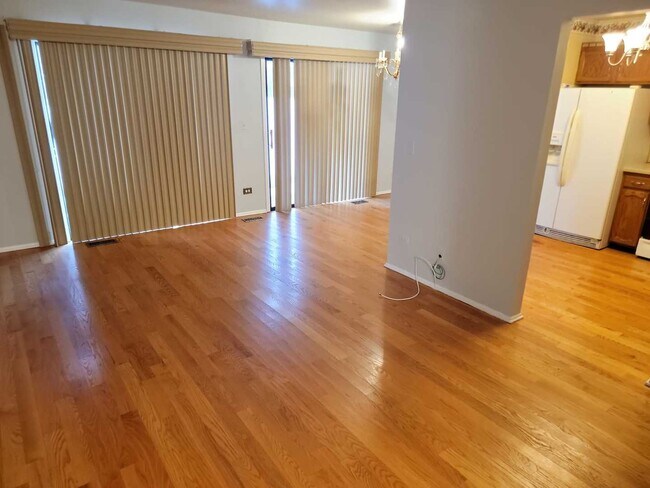 877 Cross Creek Dr W in Roselle, IL - Building Photo - Building Photo