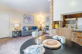 Willow Lake Apartments in North Charleston, SC - Foto de edificio - Building Photo