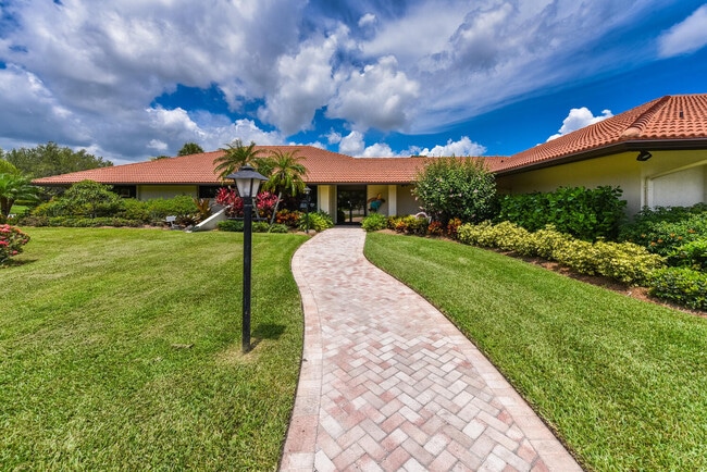 390 SW South River Dr in Stuart, FL - Foto de edificio - Building Photo