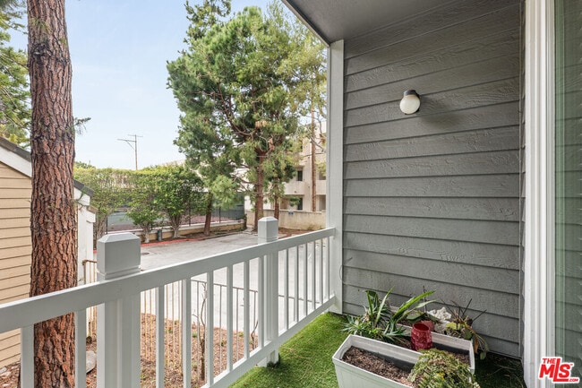 8505 Gulana Ave in Los Angeles, CA - Building Photo - Building Photo