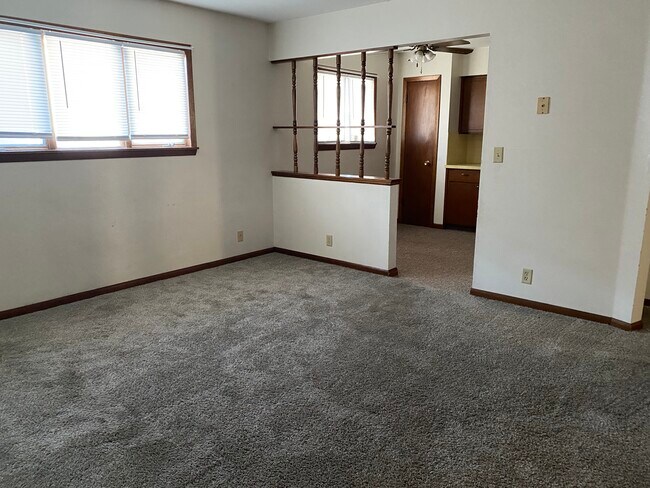611 N Orchard St, Unit 4 in Prairie City, IA - Foto de edificio - Building Photo