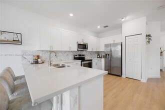 147 SW 185th Way in Pembroke Pines, FL - Foto de edificio - Building Photo
