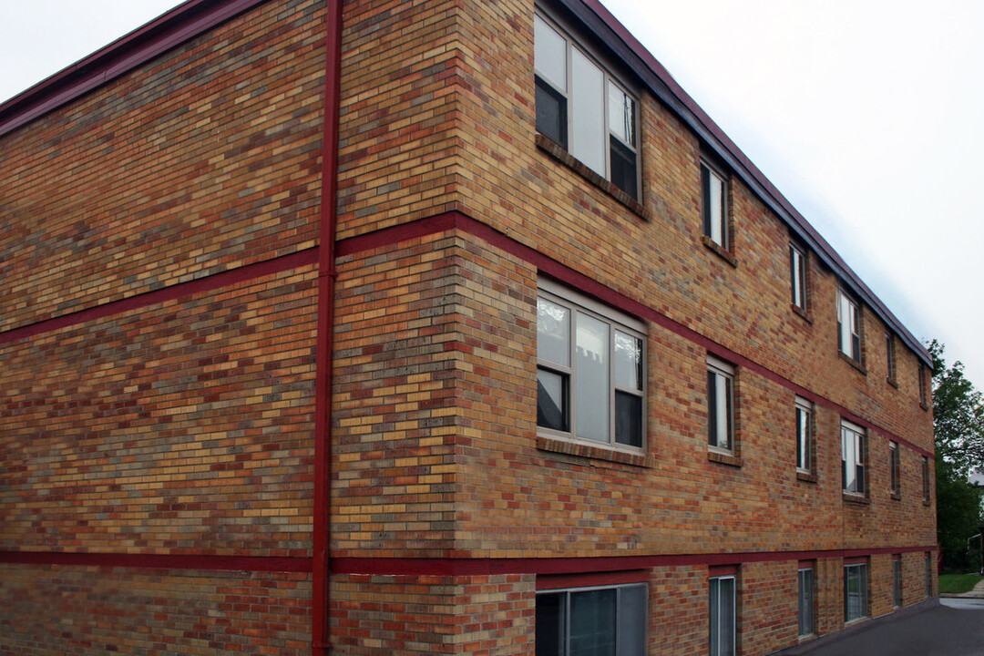 Laurentian Apartments in Saskatoon, SK - Building Photo