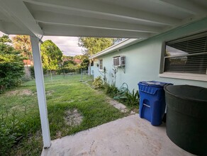 967 Cedarwood Ave in Dunedin, FL - Foto de edificio - Building Photo