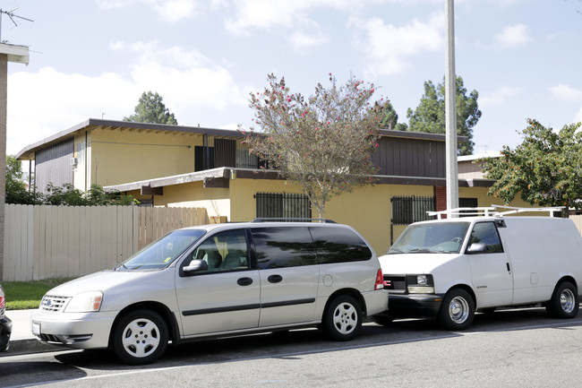 2128 W Alameda Ave in Anaheim, CA - Foto de edificio - Building Photo