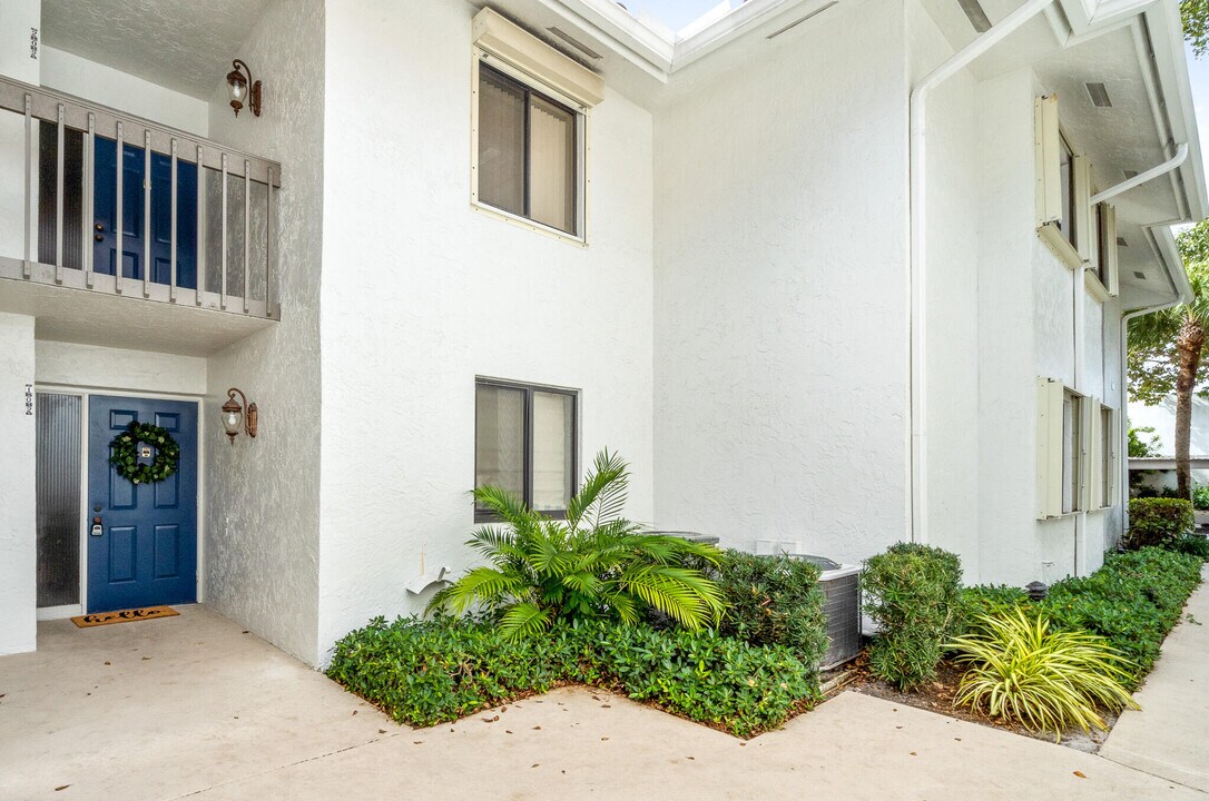 30 Pelican Pointe Dr in Delray Beach, FL - Building Photo