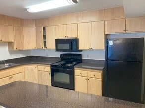 10 Waterfall Dr, Unit 00 in Canton, MA - Foto de edificio - Building Photo