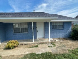 1819 Gravley Dr in Carrollton, TX - Building Photo