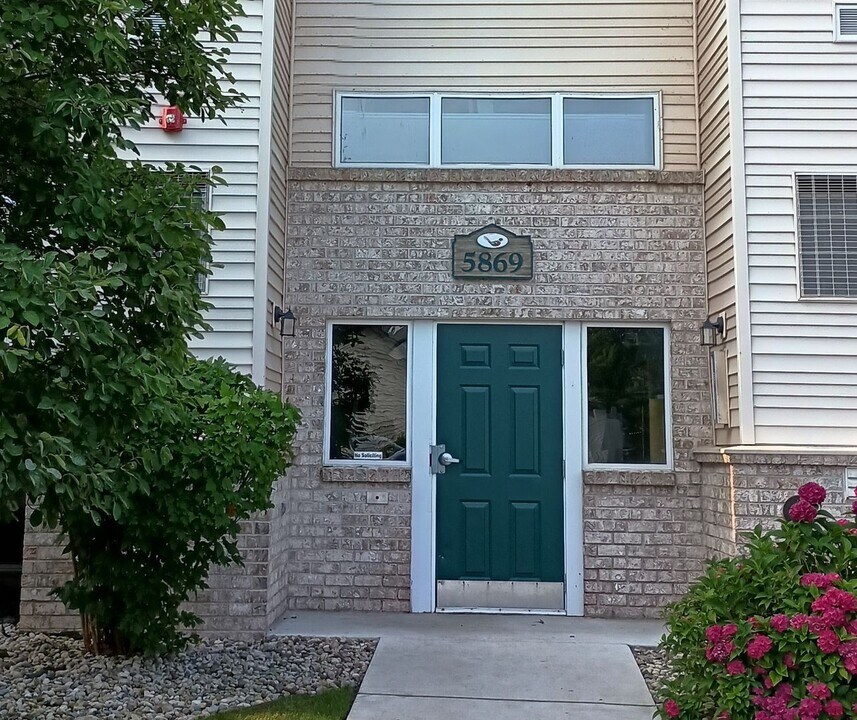 5869 Crosswinds Dr in Norton Shores, MI - Building Photo