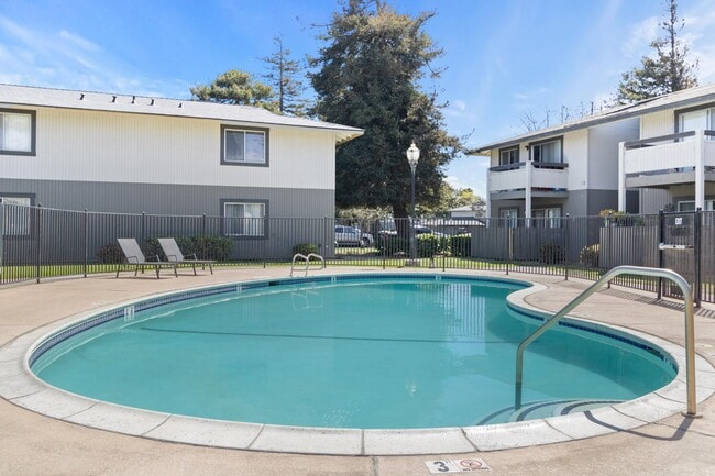 Cambridge Court in Salinas, CA - Foto de edificio - Building Photo