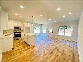 1093 N Village Dr in Decatur, GA - Building Photo - Building Photo