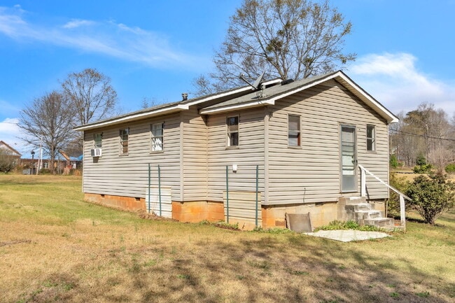 2229 Fews Chapel Rd in Greer, SC - Building Photo - Building Photo