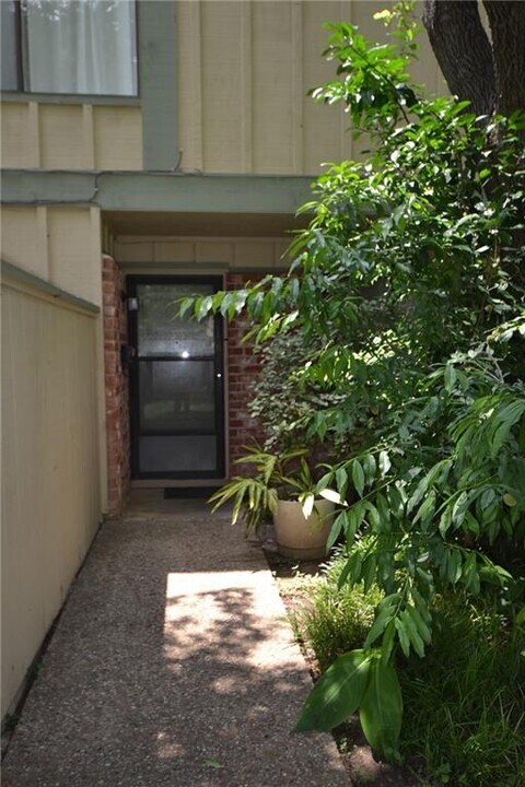 900 W Village Ln in Austin, TX - Building Photo