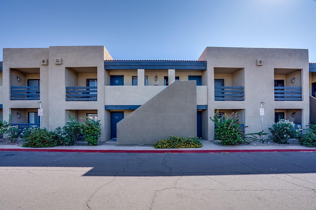 1241 N 48th St, Unit 210 in Phoenix, AZ - Building Photo