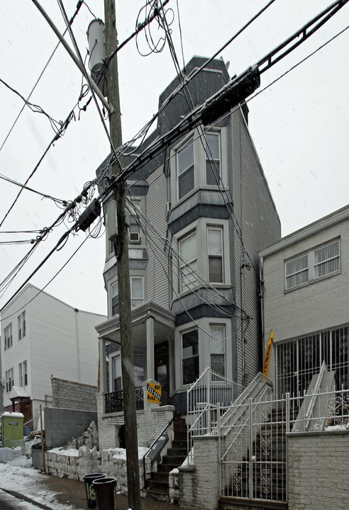 18 Graham St in Jersey City, NJ - Building Photo