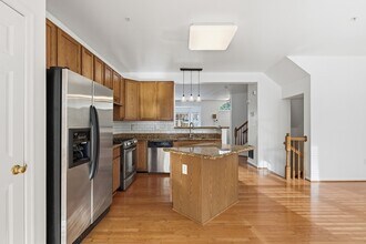 7402 Serenade Cir in Clinton, MD - Foto de edificio - Building Photo