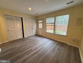 12914 Titania Way in Woodbridge, VA - Foto de edificio - Building Photo