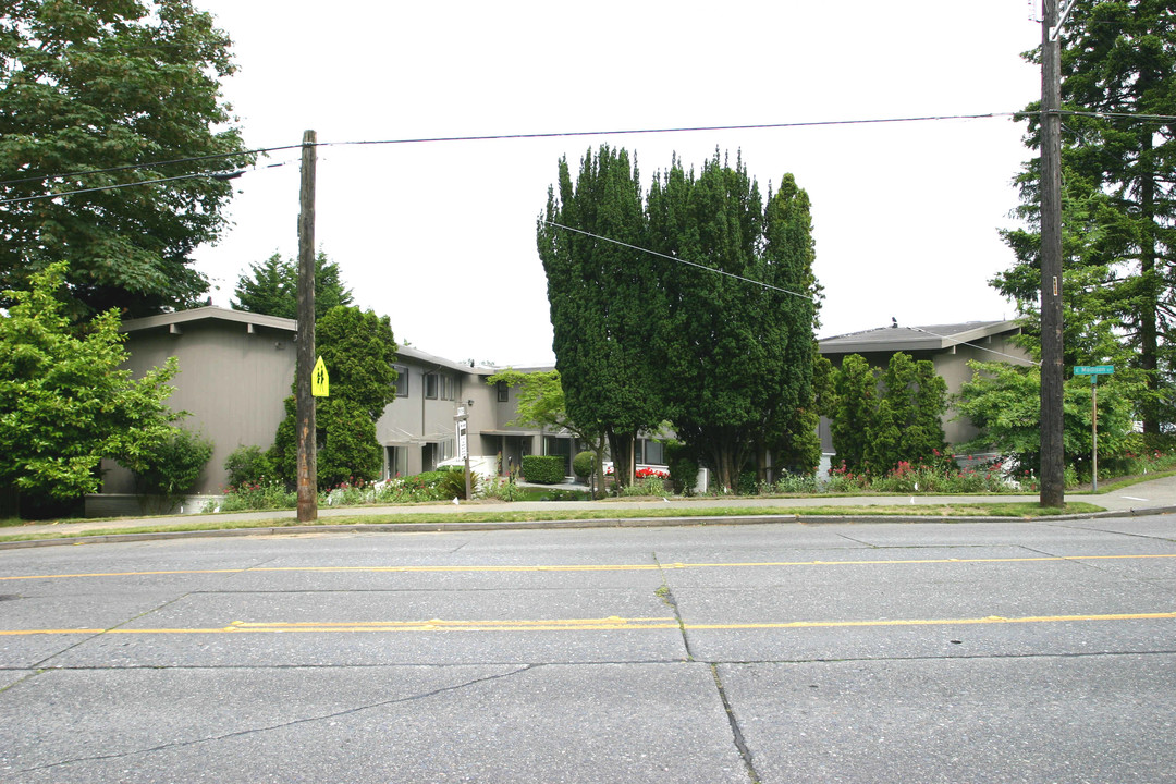 Broadmoor Manor Apartments in Seattle, WA - Building Photo