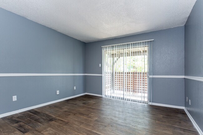 Oakwood Apartments in Arlington, TX - Building Photo - Interior Photo