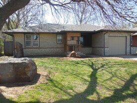 1612 Downing St in The Village, OK - Building Photo