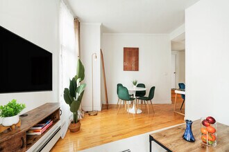 139 Christopher St in New York, NY - Building Photo - Building Photo