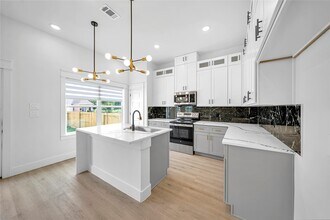 4902 Higgins St in Houston, TX - Foto de edificio - Building Photo