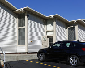 Westland Capri in Westland, MI - Foto de edificio - Building Photo