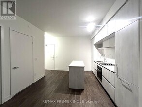 2 David Eyer Rd in Richmond Hill, ON - Building Photo - Building Photo