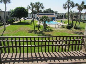 300 Miracle Strip Pkwy in Fort Walton Beach, FL - Building Photo