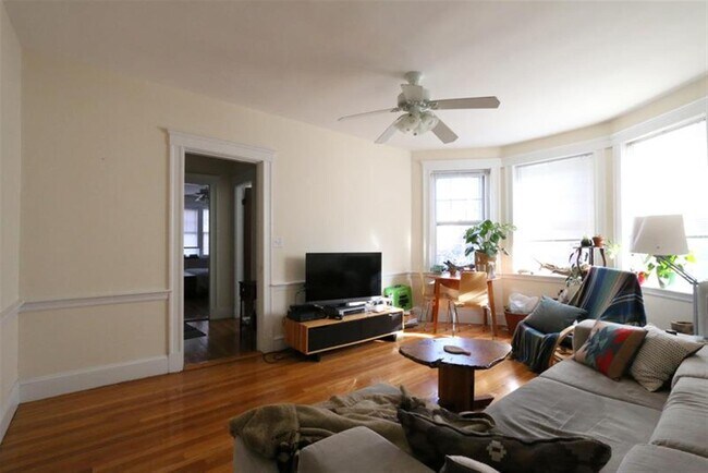 13 Ellery St, Unit 3 in Cambridge, MA - Foto de edificio - Building Photo