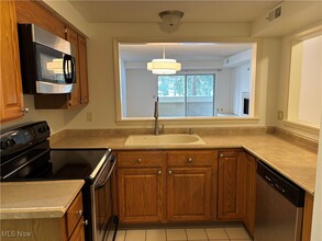 26101 Village Ln in Beachwood, OH - Foto de edificio - Building Photo