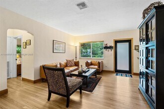 2431 Overbrook St in Miami, FL - Foto de edificio - Building Photo