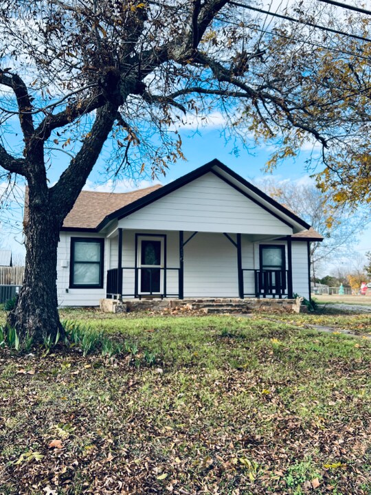 1210 N Mill St in Bowie, TX - Building Photo