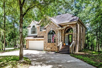 1801 Camellia Ct in Huntsville, TX - Building Photo - Building Photo