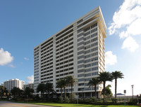 Whitehall Condominium in Boca Raton, FL - Foto de edificio - Building Photo