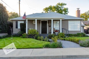 1121 N Cambridge Ave in Claremont, CA - Building Photo