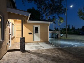 4618 W Roy Cir in Santa Ana, CA - Foto de edificio - Building Photo
