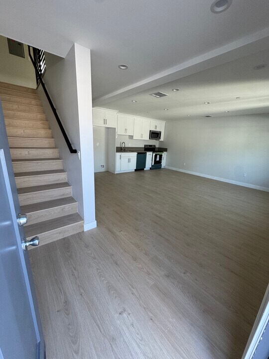 8530 Penfield Ave in Winnetka, CA - Foto de edificio