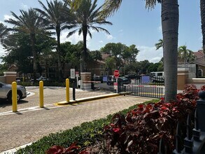 8955 Wiles Rd in Coral Springs, FL - Building Photo - Building Photo