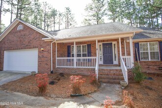 8 Moore Dr in Pinehurst, NC - Foto de edificio - Building Photo