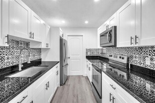 7344 SW 8th Ct in North Lauderdale, FL - Building Photo
