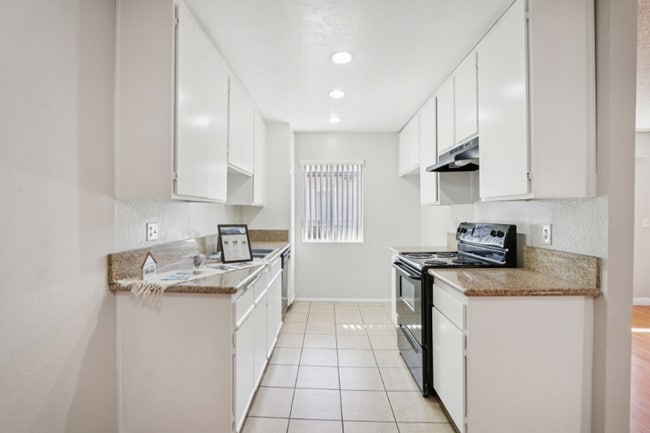 626 E Verdugo Ave, Unit T in Burbank, CA - Building Photo - Building Photo