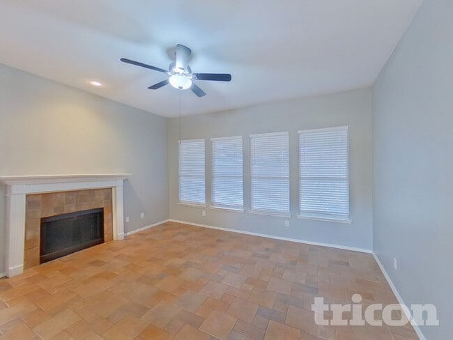 1801 Pecan View Dr in Garland, TX - Foto de edificio - Building Photo