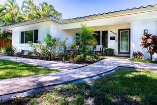 1529 Bayview Dr in Fort Lauderdale, FL - Building Photo