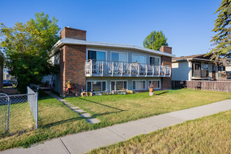 7911 Bowness Rd NW in Calgary, AB - Building Photo - Building Photo