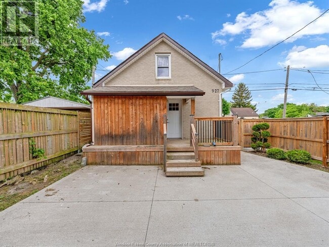 property at 927 Ellrose Ave