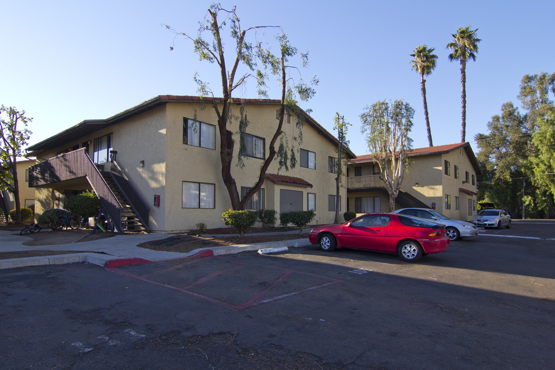 Twin Palms in Lakeside, CA - Foto de edificio