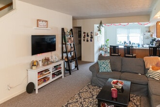 2201 Main St in Chester, MD - Building Photo - Building Photo