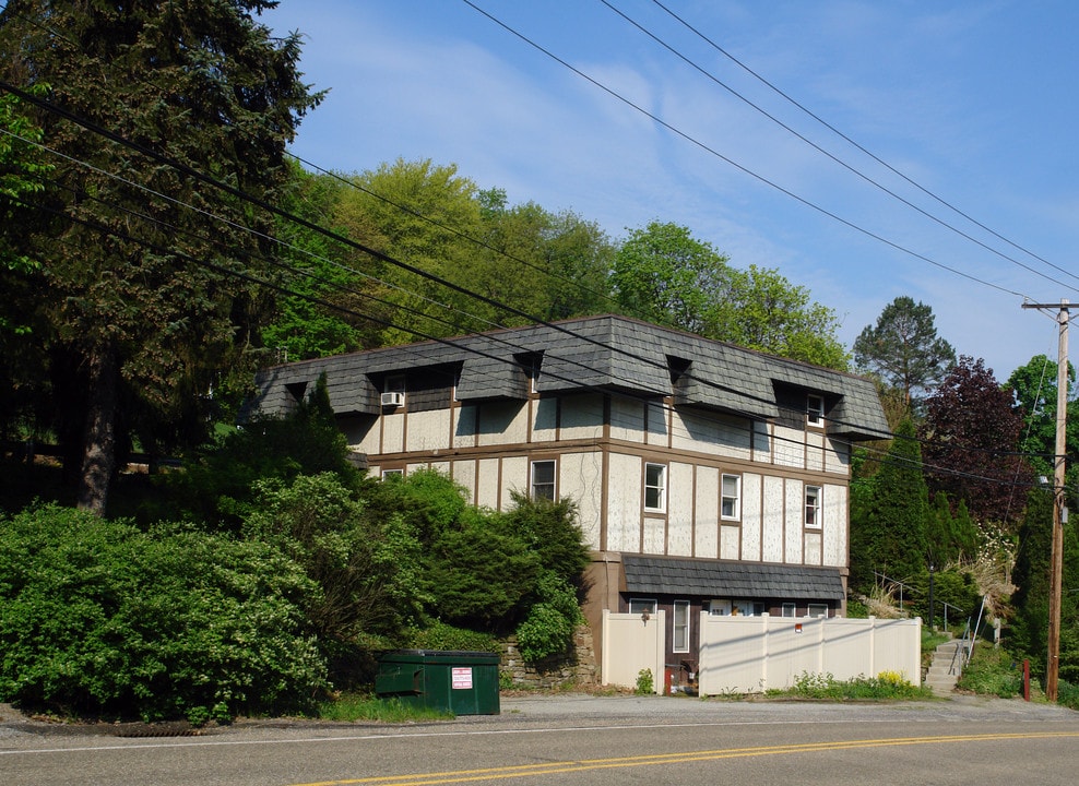2807 Middle Rd in Allison Park, PA - Foto de edificio